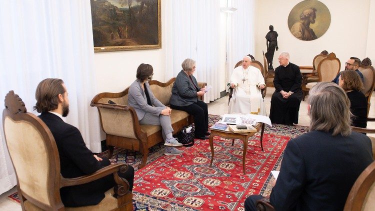 Pope encourages Catholic News Service to foster dialogue
